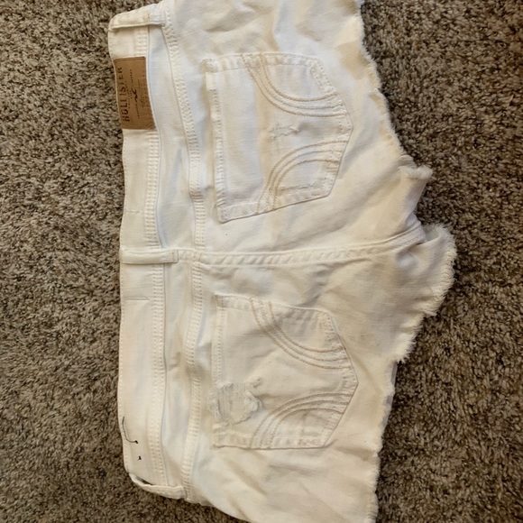 Hollister white cut off shorts - Picture 3 of 4